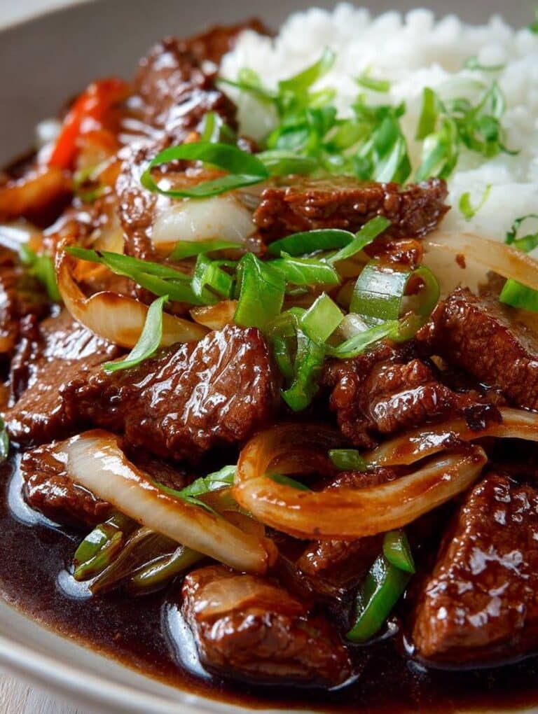 Chinesisches Rindfleisch mit Zwiebeln: Einfaches Pfannengericht für schnelle Genießer